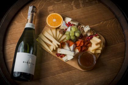 Πίνακας τυριών με συνοδευτικά και σαμπάνια