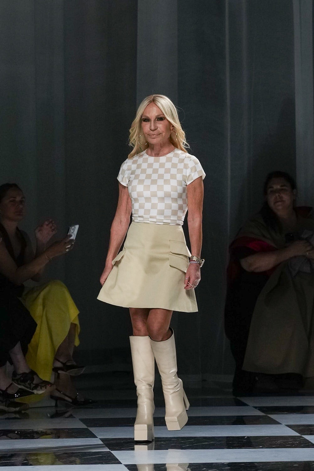 Η Donatella Versace αναχωρεί