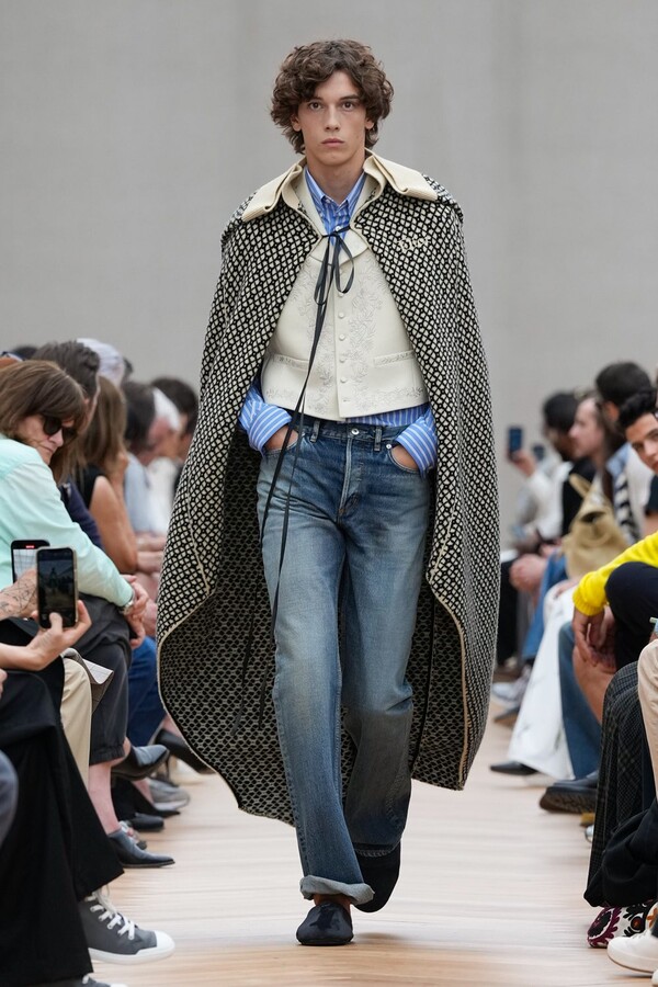 Jonathan Anderson &gamma;&iota;&alpha; &tau;&omicron;&nu; Dior2