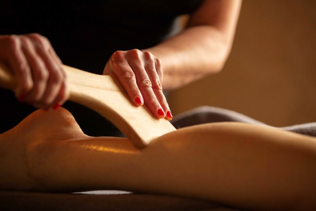 Συνεδρία μαδεροθεραπείας στο ολιστικό σπα του Manor House Hotel