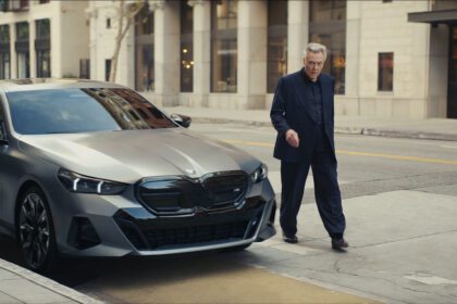Ο Christopher Walken δίνει τον τόνο στη διαφήμιση της BMW και στο Super Bowl που κλιμακώνεται