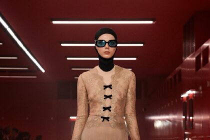 Το τελευταίο show του Valentino παίζει με την οικειότητα