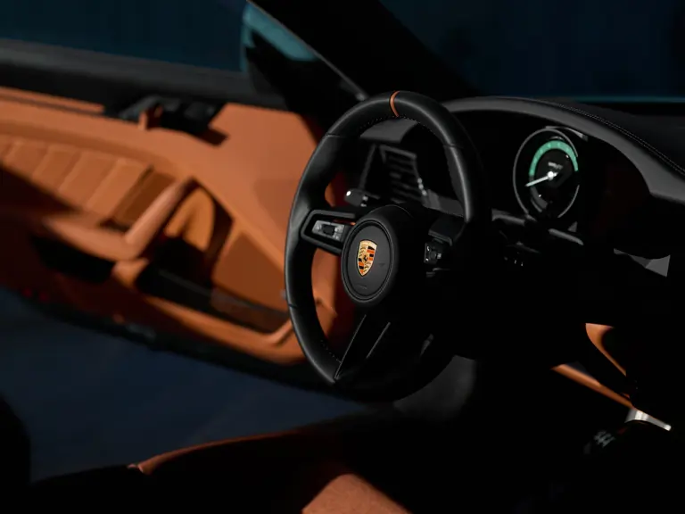 &Mu;&iota;&alpha; &mu;&omicron;&nu;&alpha;&delta;&iota;&kappa;ή Porsche