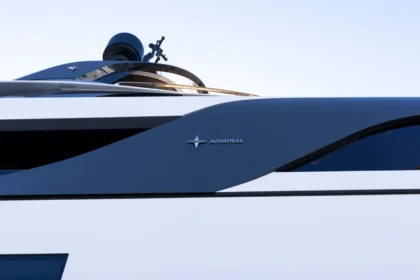 Γιώτ Armani Admiral