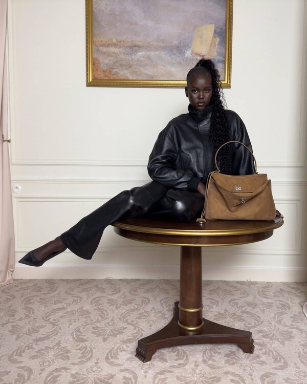 &Kappa;&alpha;&mu;&pi;ά&nu;&iota;&alpha; Balenciaga &mu;&epsilon; &tau;&eta;&nu; Claudia Schiffer5