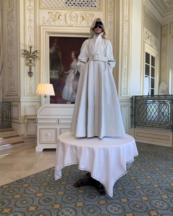 &Kappa;&alpha;&mu;&pi;ά&nu;&iota;&alpha; Balenciaga &mu;&epsilon; &tau;&eta;&nu; Claudia Schiffer9