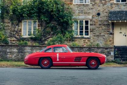 Κόκκινη Mercedes Σε Δημοπρασία3