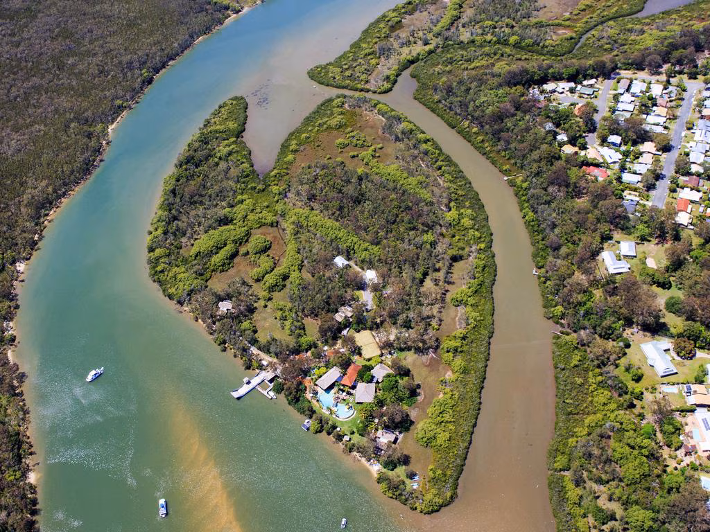 &Delta;&iota;&alpha;&mu;&omicron;&nu;ή &sigma;&tau;&omicron; Makepeace Island