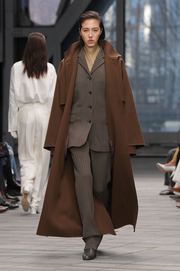 Calvin Klein &Alpha;&nu;ά&mu;&epsilon;&sigma;&alpha; &sigma;&tau;&omicron;&nu; &Mu;ύ&theta;&omicron; &kappa;&alpha;&iota; &tau;&omicron; &Pi;&alpha;&rho;ό&nu;5