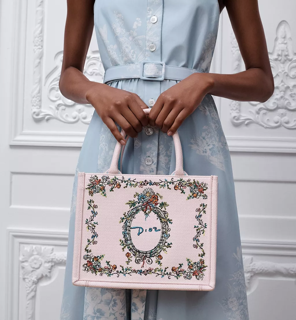 Dior Book Tote Όταν το Βιβλίο Γίνεται Μόδα11