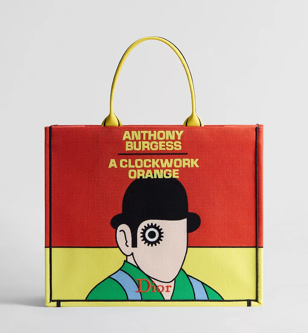 Dior Book Tote Όταν το Βιβλίο Γίνεται Μόδα113