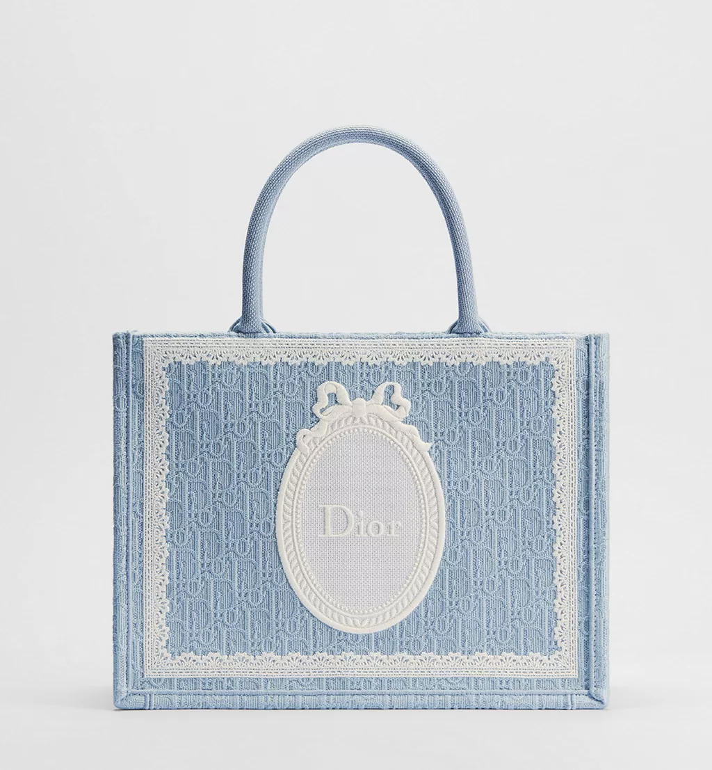 Dior Book Tote Όταν το Βιβλίο Γίνεται Μόδα61
