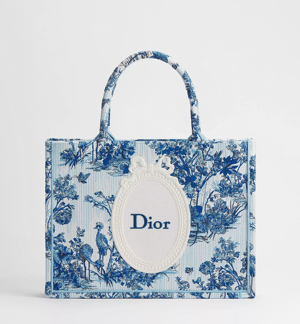 Dior Book Tote Όταν το Βιβλίο Γίνεται Μόδα65