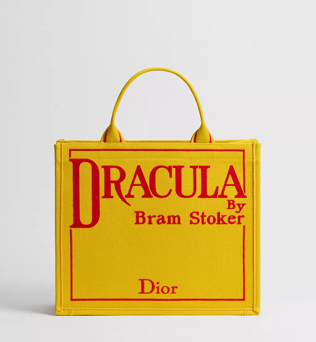 Dior Book Tote Όταν το Βιβλίο Γίνεται Μόδα653